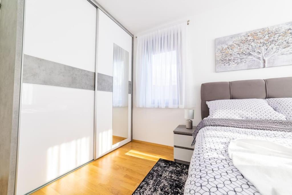 Apartman Lux Self Check-In Virovitica Zewnętrze zdjęcie